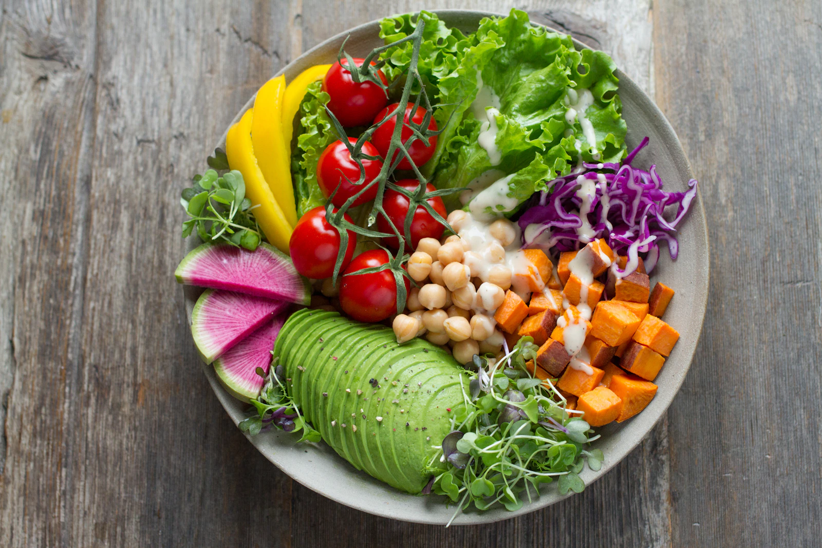 Un bowl coloré de légumes, pois chiches et avocat